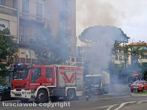 Viterbo. - Mezzo per la pulizia stradale in fiamme in via Genova