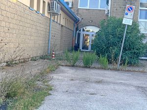 Montalto di Castro - Erba incolta al palazzetto