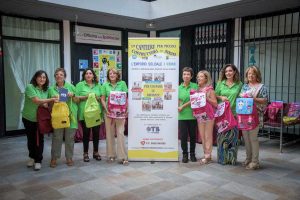 Le volontarie dell'emporio con i kit scuola