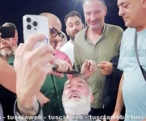 Macchina di Santa Rosa - Il capofacchino Sandro Rossi, per una scommessa, tosa barba e capelli di Raffaele Ascenzi