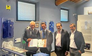 Poste italiane consegna il libro di francobolli degli azzurri al museo del calcio