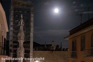 Viterbo - La luna illumina la macchina di Santa Rosa