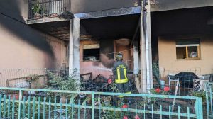 Tuscania - Moto in fiamme, il fumo invade una palazzina