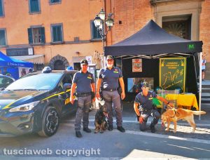 Soriano nel Cimino - La guardia di finanza con le unità cinofile alla manifestazione “Divertiamoci e impariamo dagli uomini in divisa”