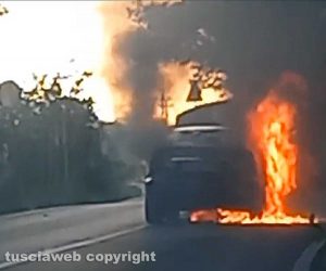 Fabrica di Roma - Auto in fiamme