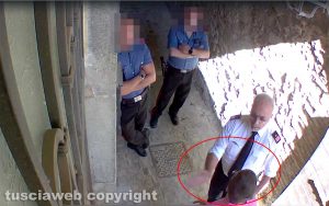 Castiglione in Teverina - Lo schiaffo del maresciallo ripreso dalla telecamera