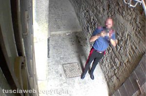 Castiglione in Teverina - Carabiniere ripreso dalla telecamera sotto casa del 32enne nel primo pomeriggio del 18 settembre
