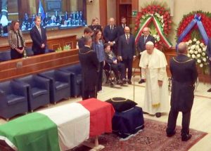 Papa Francesco alla camera ardente di Giorgio Napolitano