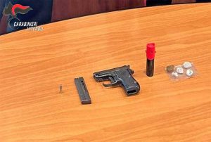 Viterbo - La pistola e il materiale sequestrati
