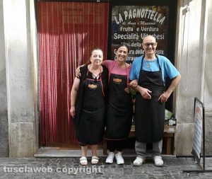 Viterbo - I proprietari dell’alimentari "La Pagnottella” - Da sinistra: Anna, la figlia Silvia e Massimo