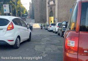 Viterbo - Parcheggi selvaggi vicino Porta della Verità