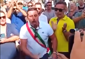 Attilio Luciani insieme ai residenti di Lampedusa