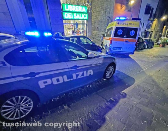 Viterbo - La polizia e l'ambulanza in centro - Foto di repertorio