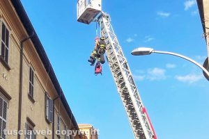 Viterbo - Avvallamento del tetto per cedimento di una trave in una palazzina in via del Massaro