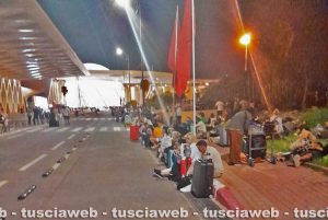 I turisti italiani in attesa all'aeroporto