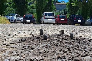 Viterbo - Ferri sporgenti nel parcheggio di Valle Faul