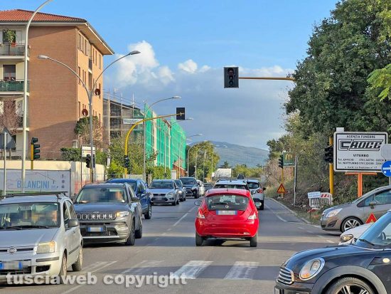 Viterbo - Il semaforo lungo la tangenziale Ovest