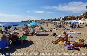 Santa Marinella - I bagnanti sabato in spiaggia