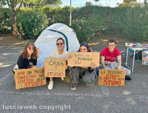 Viterbo - Sit-in studenti contro il caro affitti