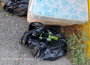 Viterbo - Via del Paradiso - Materassi abbandonati, copri water e sacchi dell'immondizia
