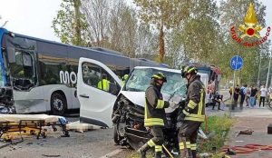 Montebelluna - Frontale furgone-bus, due morti e diversi feriti