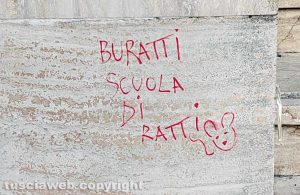 Viterbo - Scritta sul muretto del liceo Buratti