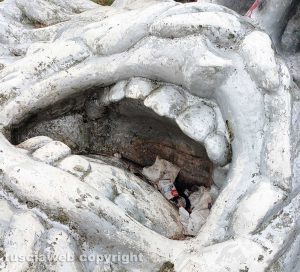 Viterbo - La scultura "Il risveglio" nel degrado