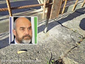 Viterbo - I lastroni a piazza Fontana Grande - E nel riquadro l'assessore Stefano Floris