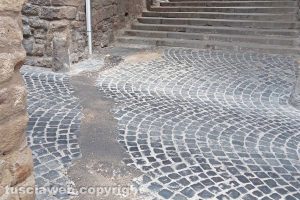 Viterbo - Un rattoppo in via Valle Piatta