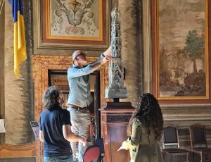 Raffaele Ascenzi posiziona il bozzetto di Dies Natalis