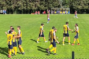 Sport - Calcio - Fc Viterbo - La squadra sotto la tribuna