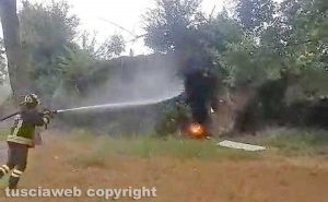 Viterbo - In fiamme una grotta in via San Paolo, timore per un clochard