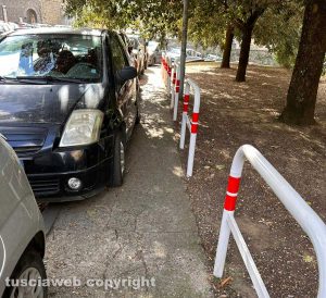 Viterbo - Via del Paradiso - Macchine parcheggiate sul passaggio pedonale