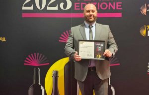 Daniele Canestro di "Da Nando al pallone" premiato alla Milano wine week awards"