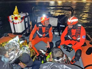 Sestri Levante - Pescatori soccorsi dai vigili del fuoco