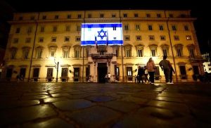 Palazzo Chigi illuminato con la bandiera israeliana