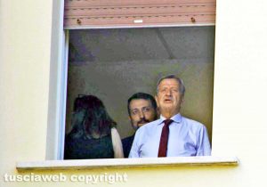 Tidei dalla finestra del comune durante un sit-in di protesta