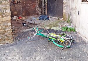 Viterbo - Bici abbandonata a largo Marconi