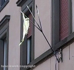 Viterbo - La bandiera esposta a via Mazzini