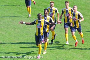Sport - Calcio - Fc Viterbo - L'esultanza dei gialloblù
