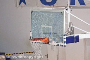 Sport - Pallacanestro - Stella azzurra - Il secondo tabellone rotto al PalaMalè