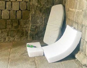 Viterbo - Materassi e bottiglie sotto palazzo Mazzatosta