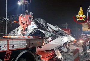 Mestre - Pullman precipita da un cavalcavia e si incendia: 21 morti