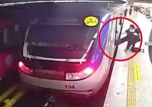 Teheran - 16enne pestata dalla polizia morale in metro perché senza velo