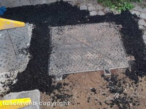 Viterbo - Lavori per la fibra e per i fili telefonici - Crateri in via delle Rose e via del Teatro