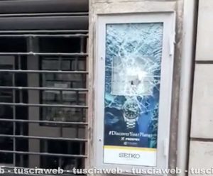 Viterbo - Sfasciano la vetrina e rubano in una gioielleria in pieno centro