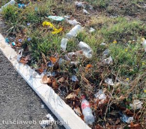 Viterbo - Una discarica a cielo aperto vicino al cimitero San Lazzaro