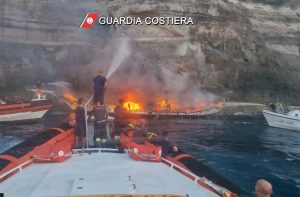 Lampedusa - Veliero in fiamme con 32 persone a bordo