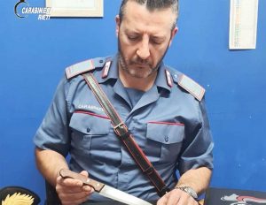 Borgorese - Con un coltello si aggira dentro a un bar, l'intervento dei carabinieri
