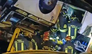 Mestre - Pullman precipita da un cavalcavia e si incendia: 21 morti